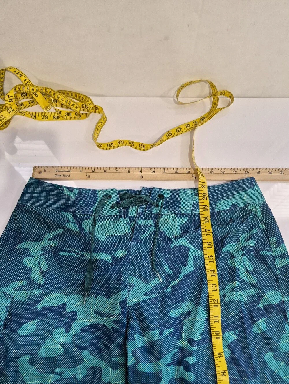 Under Armour Men’s Teal Camo Swim Trunks Size 36